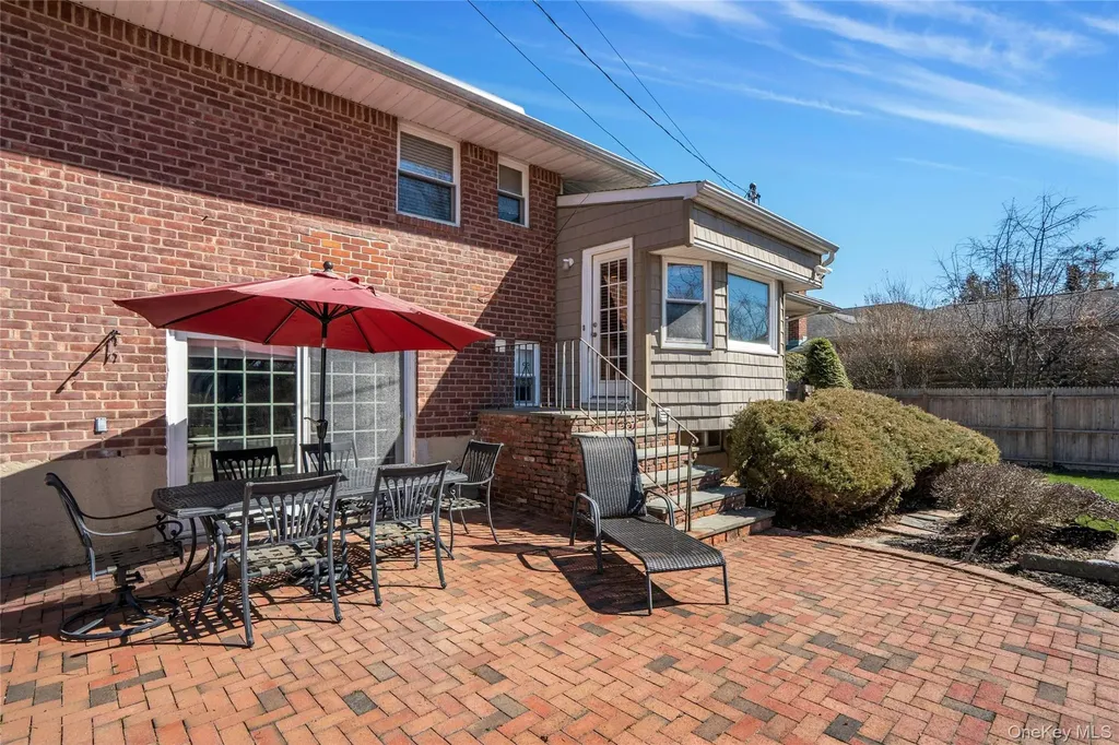 37 Winthrop Road Plainview NY 11803