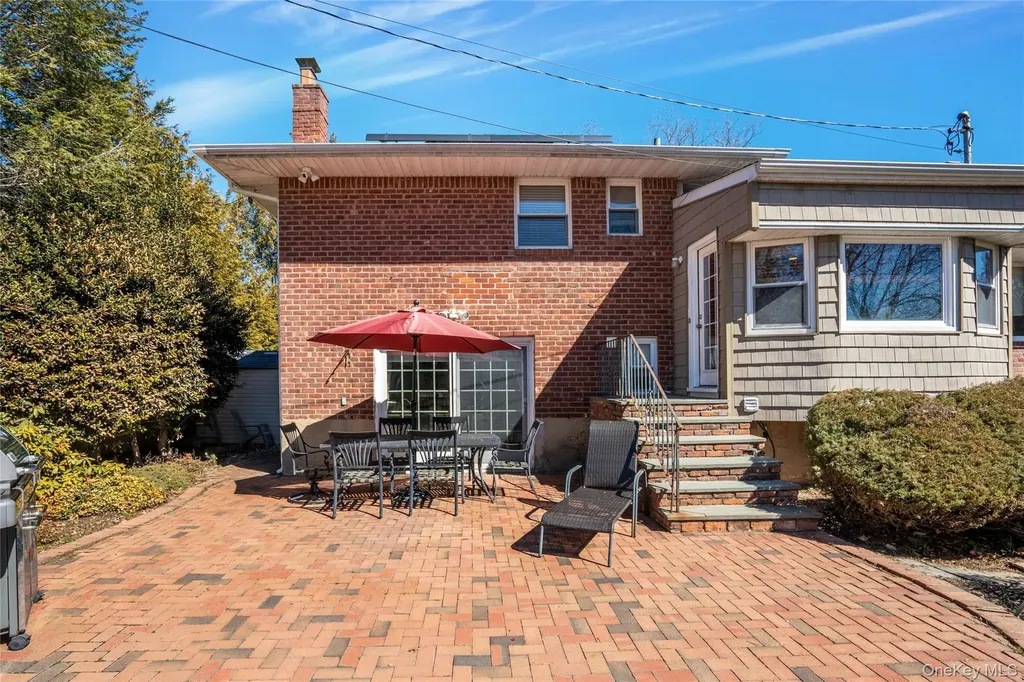 37 Winthrop Road Plainview NY 11803