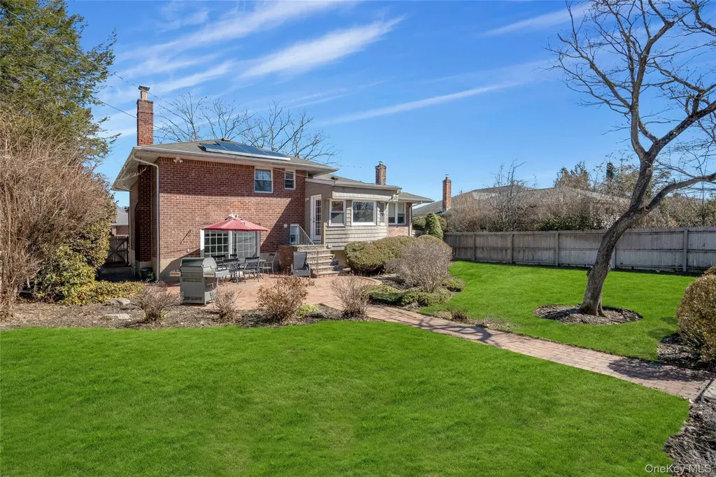 37 Winthrop Road Plainview NY 11803