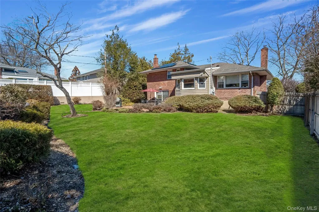 37 Winthrop Road Plainview NY 11803