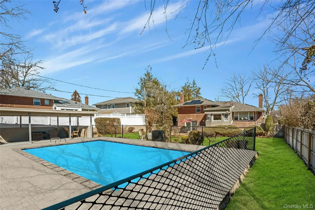 37 Winthrop Road Plainview NY 11803