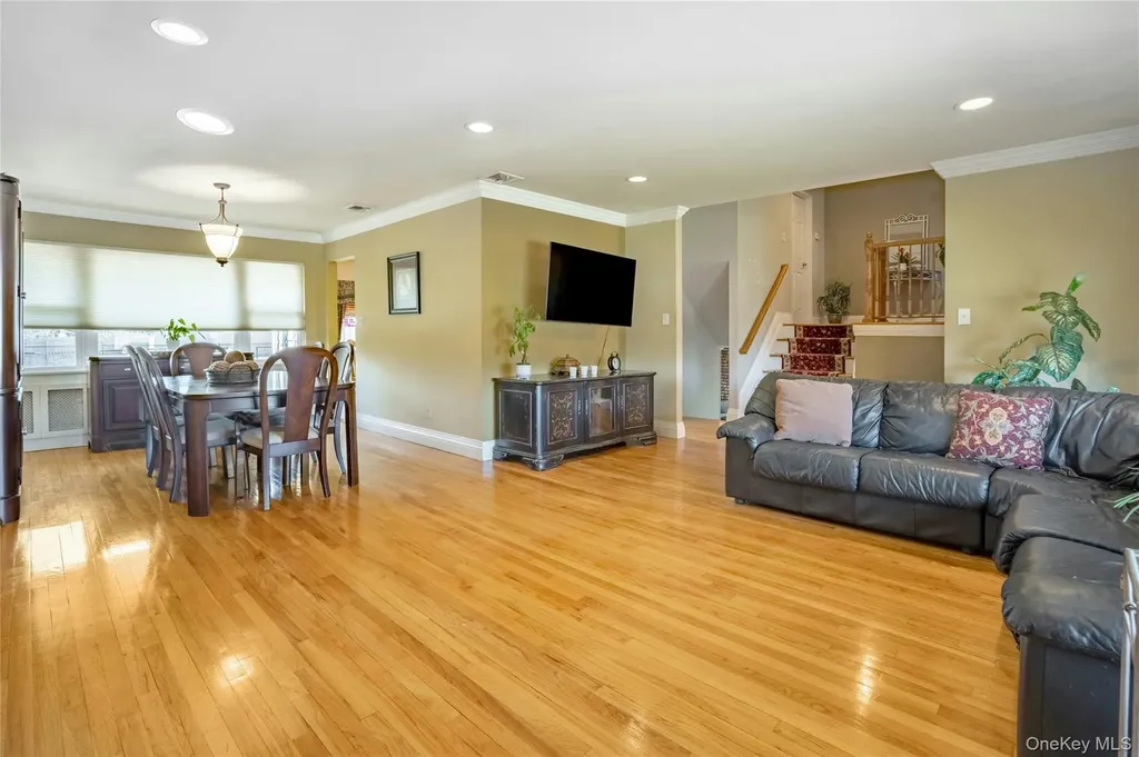 37 Winthrop Road Plainview NY 11803