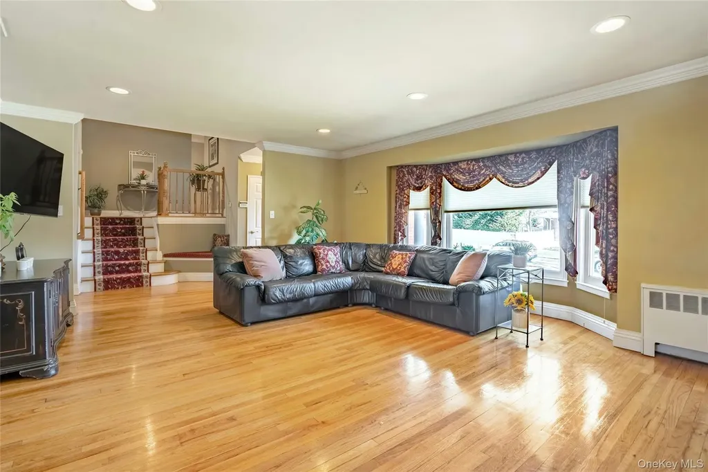 37 Winthrop Road Plainview NY 11803