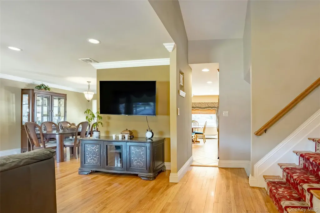 37 Winthrop Road Plainview NY 11803