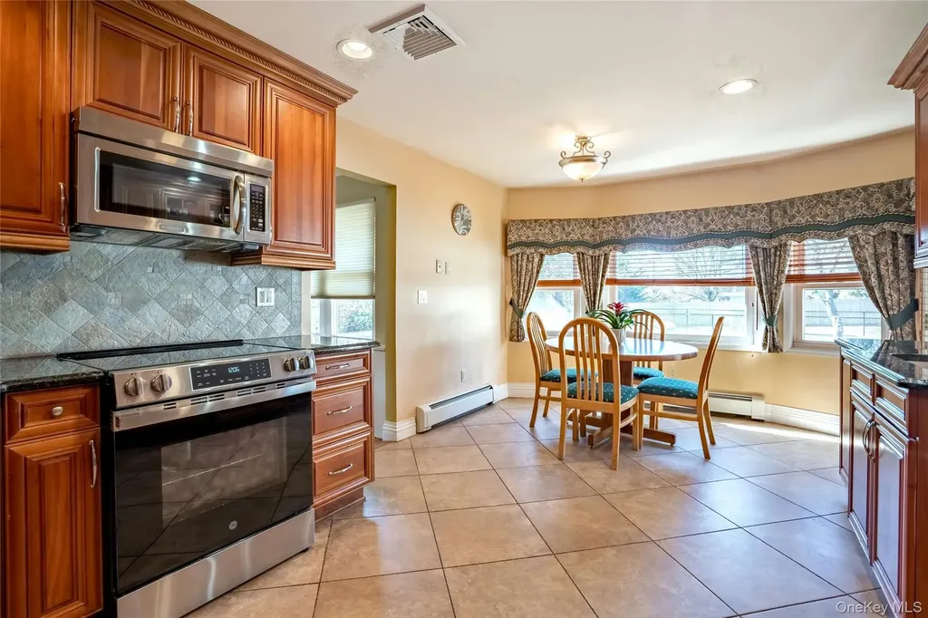 37 Winthrop Road Plainview NY 11803