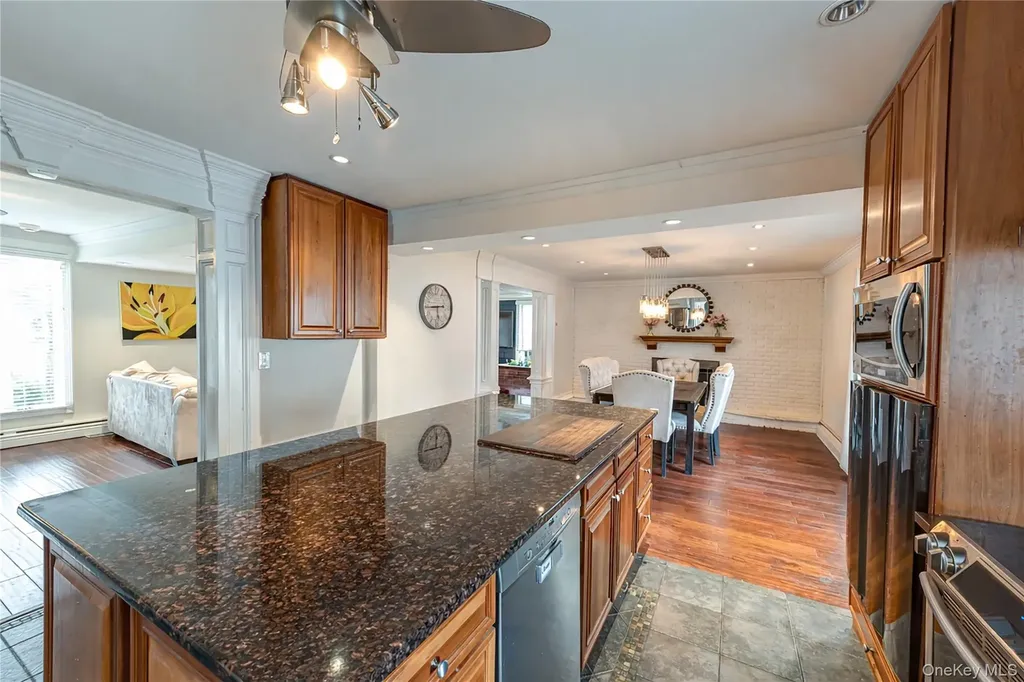 28 Barnsley Crescent Mount Sinai NY 11766