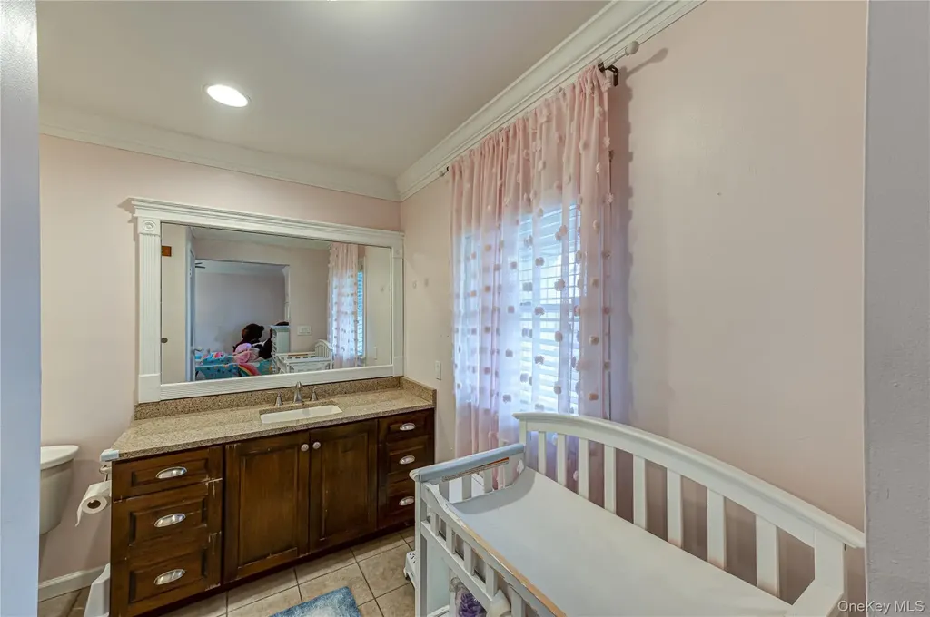 28 Barnsley Crescent Mount Sinai NY 11766