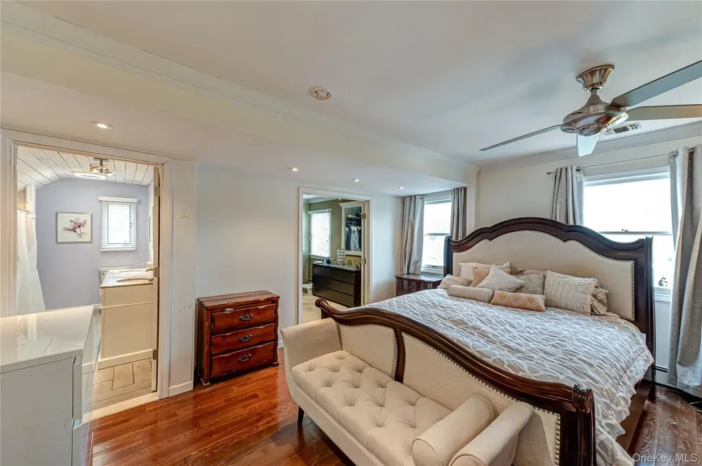 28 Barnsley Crescent Mount Sinai NY 11766