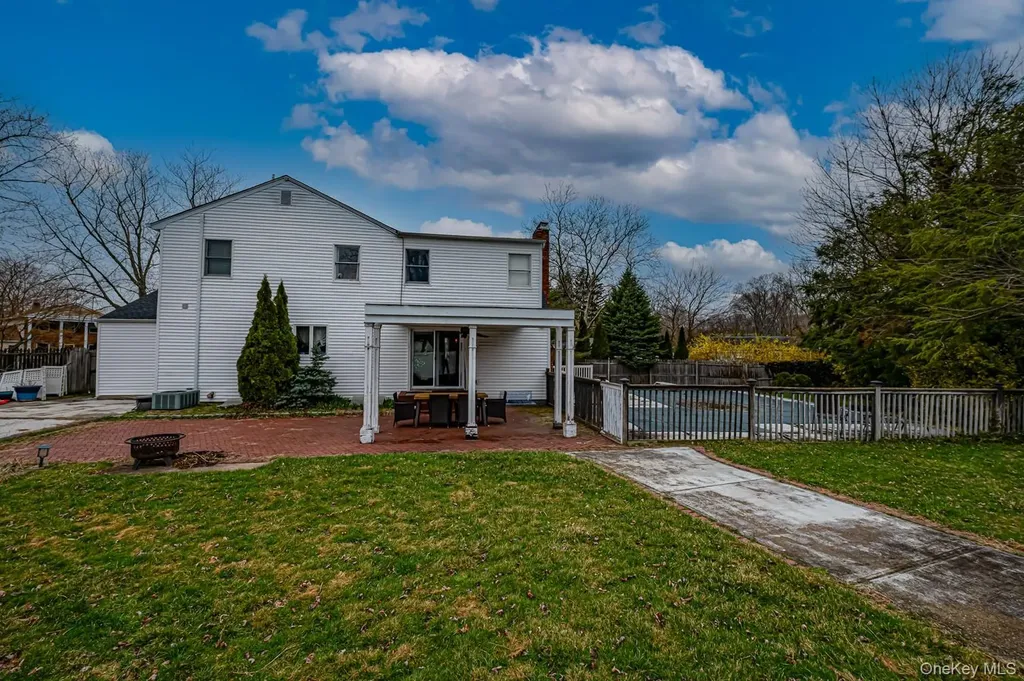 28 Barnsley Crescent Mount Sinai NY 11766