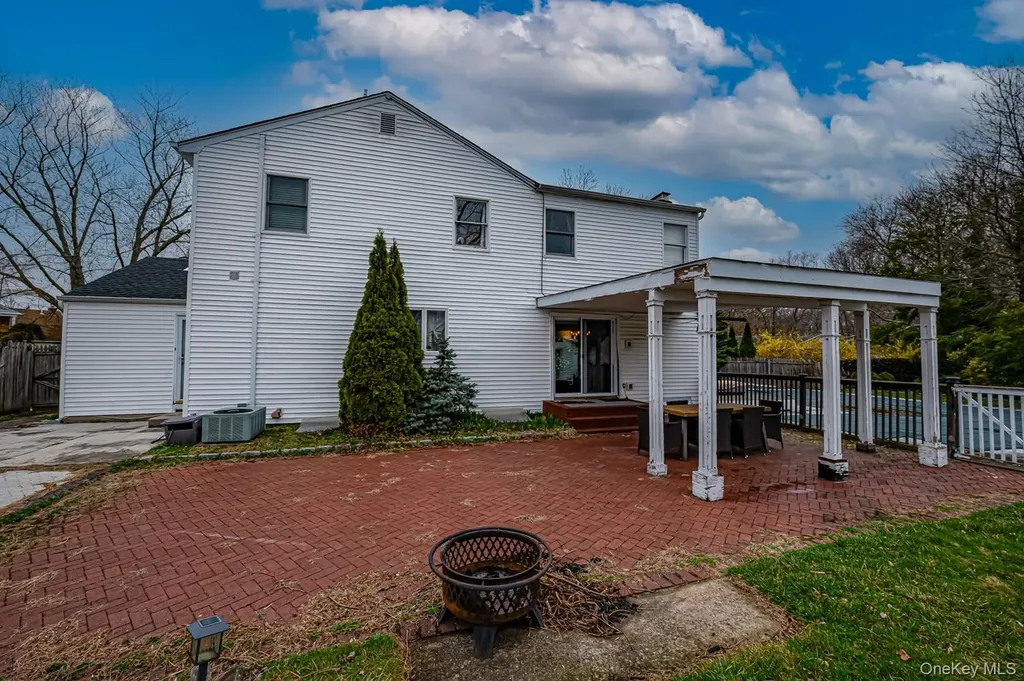 28 Barnsley Crescent Mount Sinai NY 11766