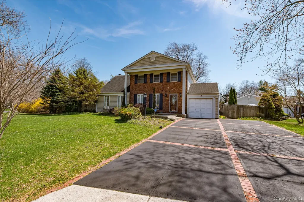 28 Barnsley Crescent Mount Sinai NY 11766