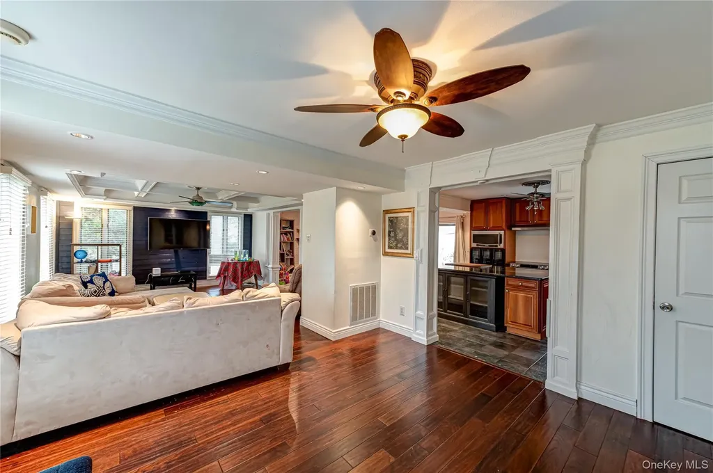 28 Barnsley Crescent Mount Sinai NY 11766