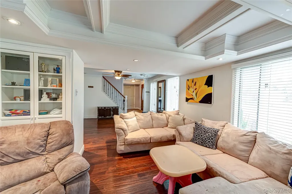 28 Barnsley Crescent Mount Sinai NY 11766
