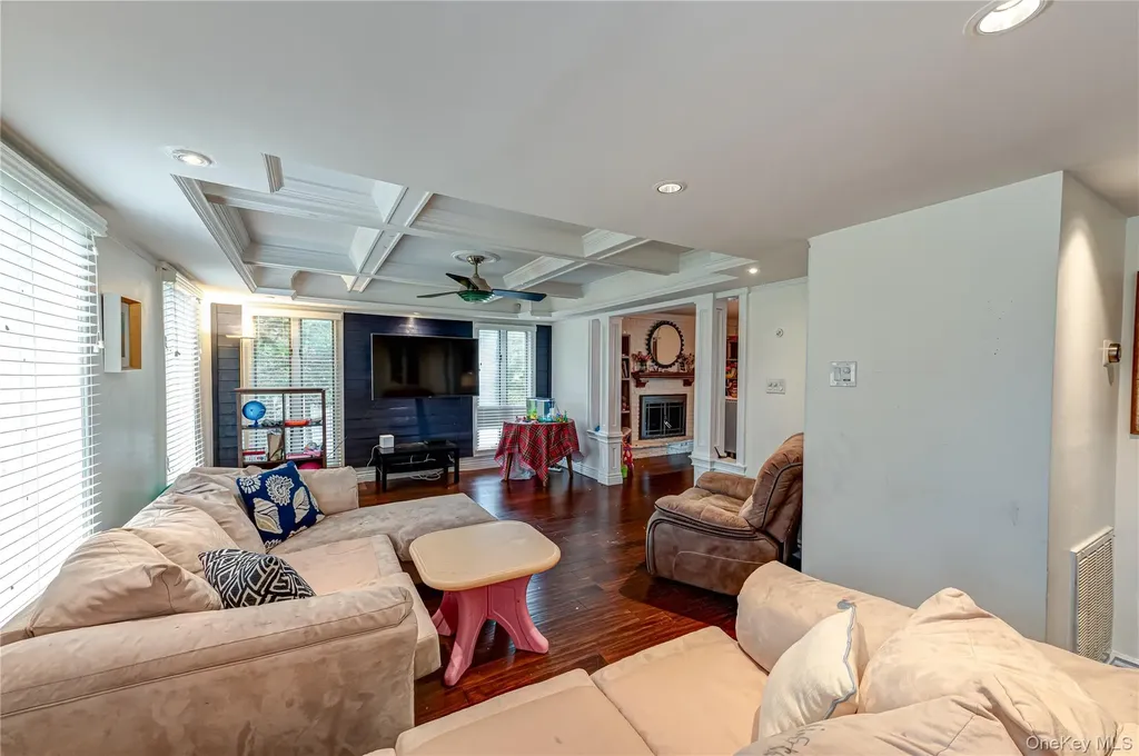 28 Barnsley Crescent Mount Sinai NY 11766
