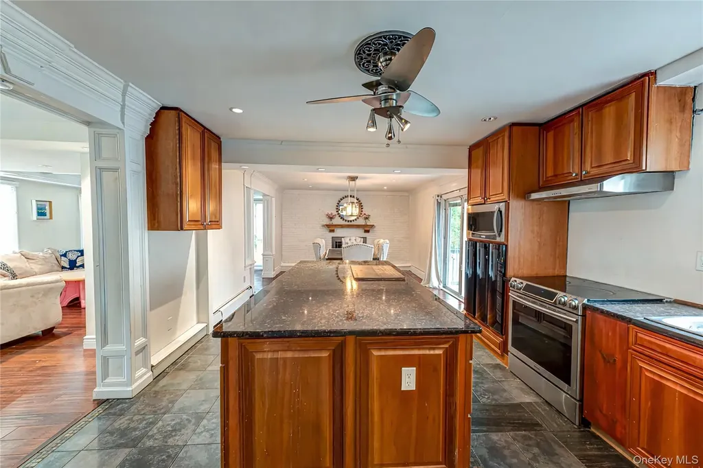 28 Barnsley Crescent Mount Sinai NY 11766