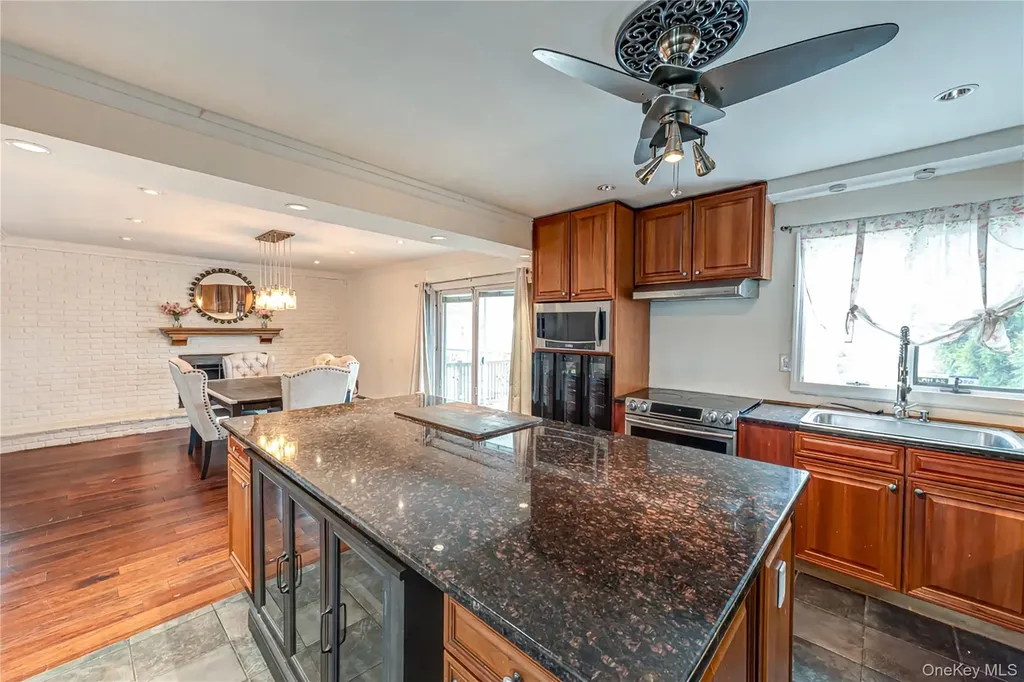 28 Barnsley Crescent Mount Sinai NY 11766