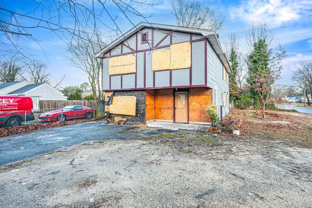 53 Hounslow Road Shirley NY 11967
