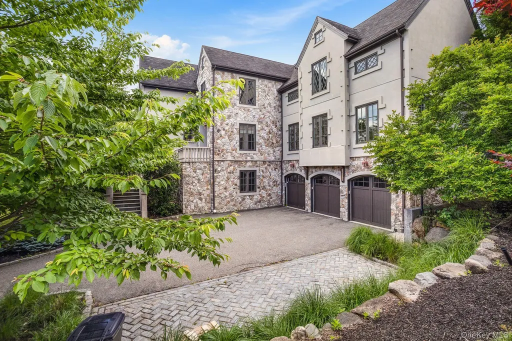 9 Earle Drive Muttontown NY 11791