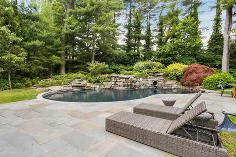 9 Earle Drive Muttontown NY 11791