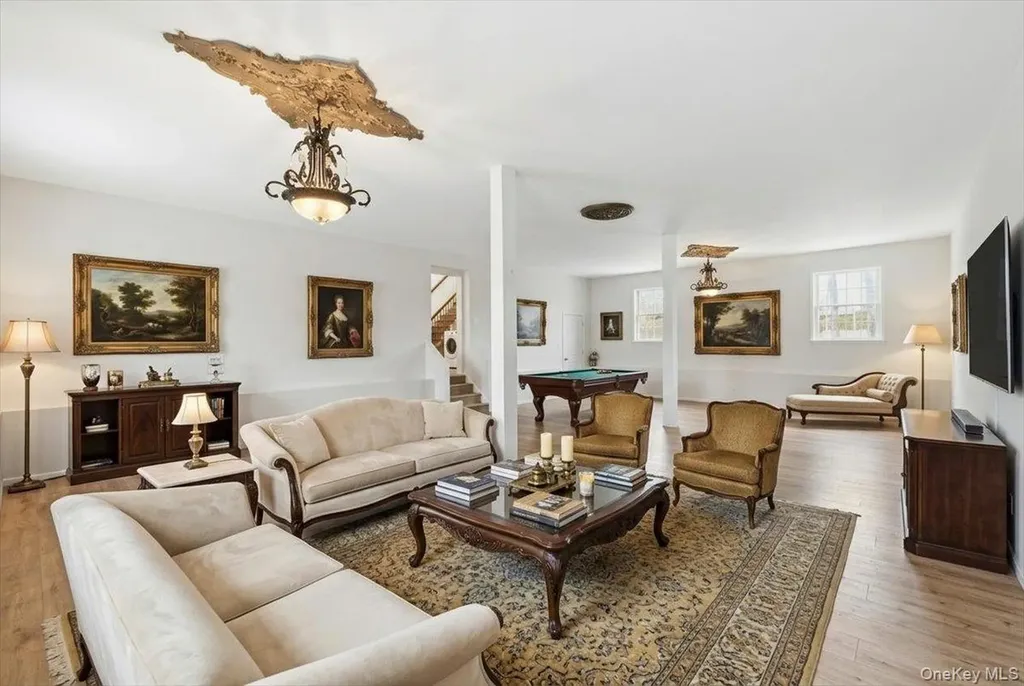 48 Private Road Calverton NY 11933