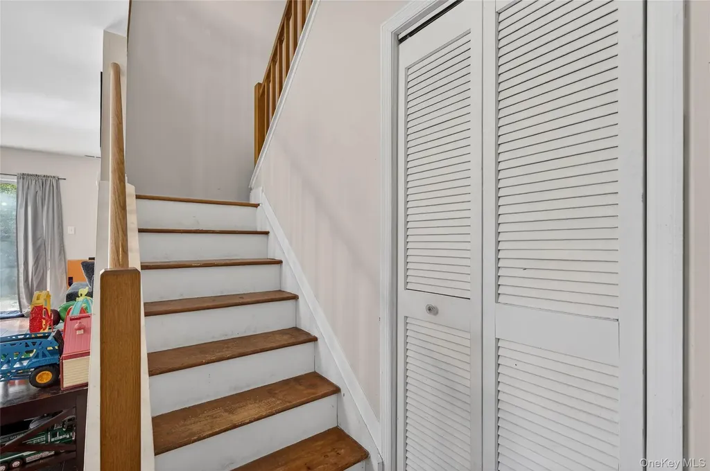 83 Lois Lane Monroe NY 10950