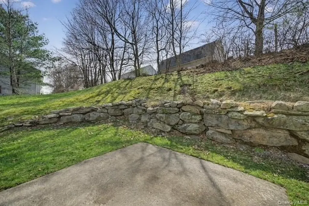 83 Lois Lane Monroe NY 10950
