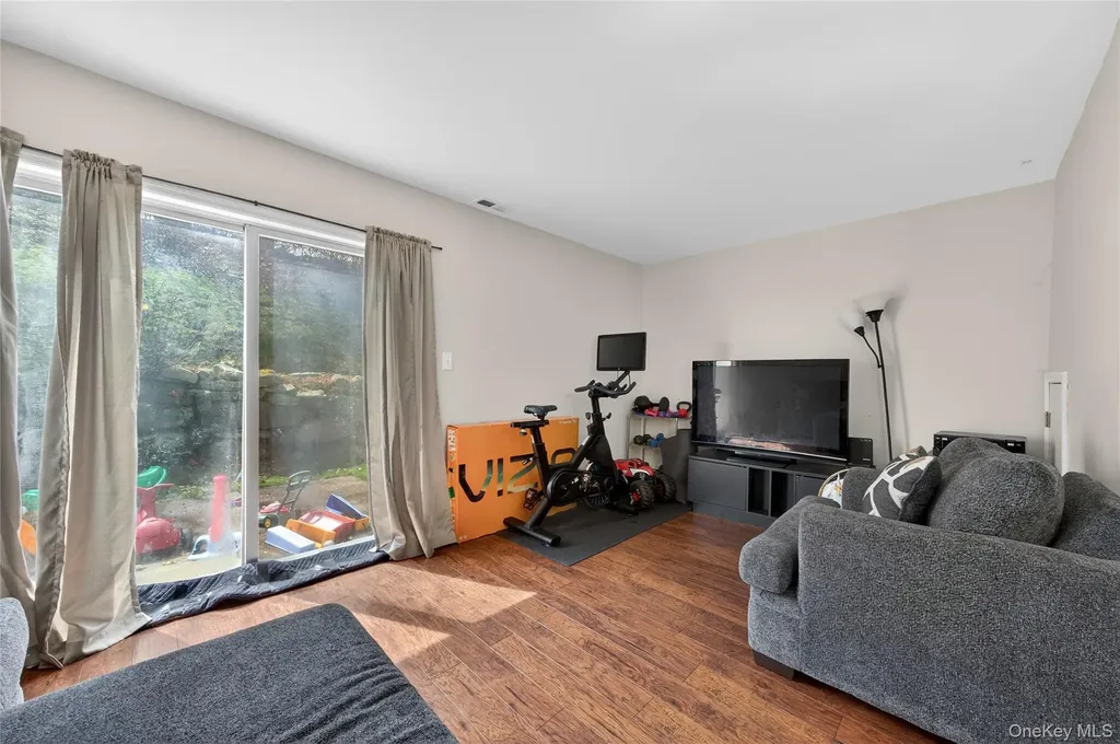 83 Lois Lane Monroe NY 10950