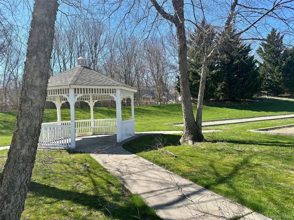5 White Oak Court Coram NY 11727