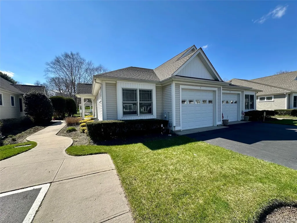 5 White Oak Court Coram NY 11727