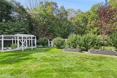 16 Old Logging Road Pound Ridge NY 10576