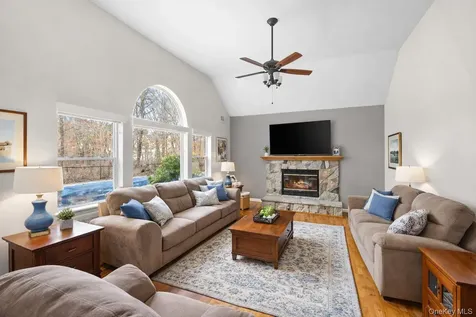 287 Dayton Avenue Manorville NY 11949