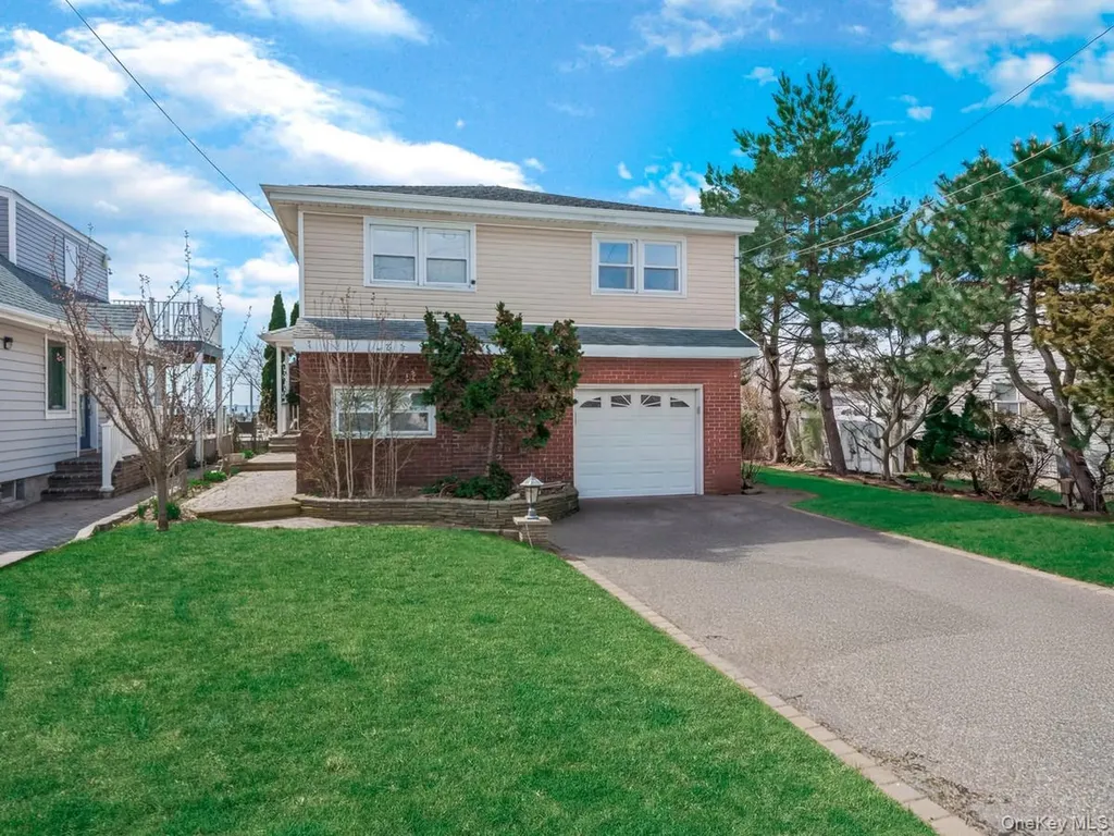 73 E Beach Promenade Lindenhurst NY 11757
