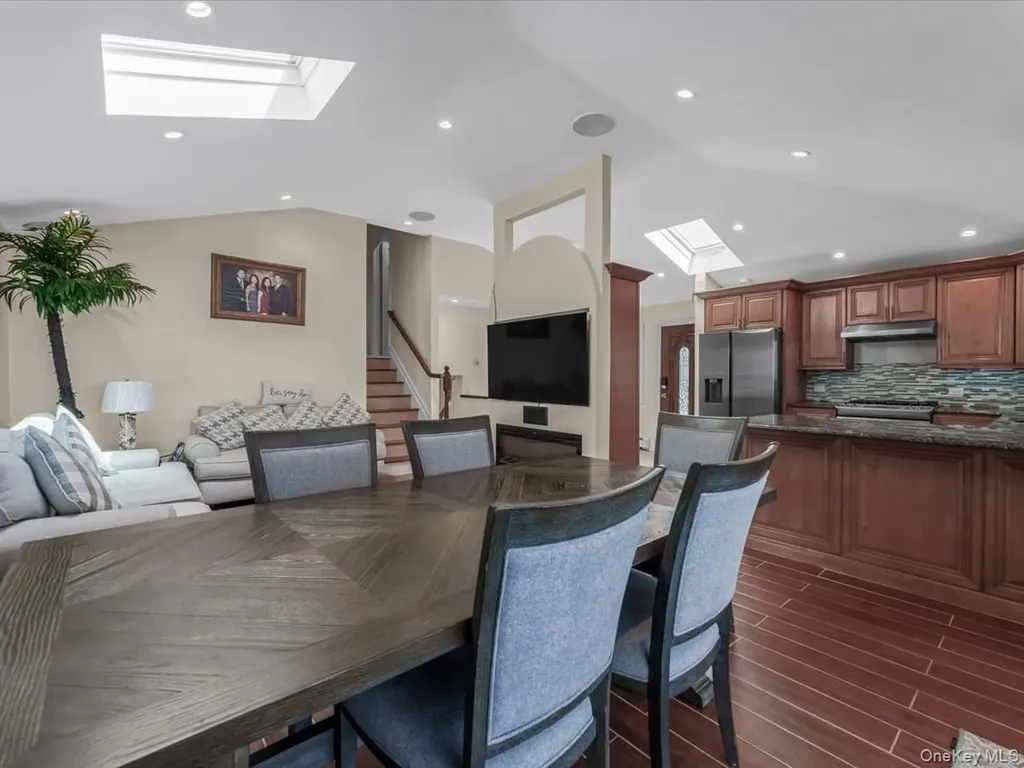 73 E Beach Promenade Lindenhurst NY 11757