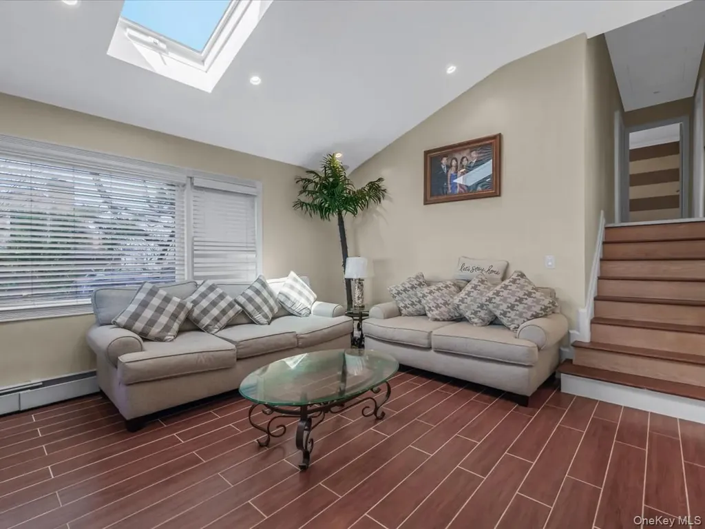 73 E Beach Promenade Lindenhurst NY 11757