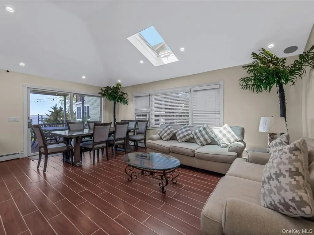73 E Beach Promenade Lindenhurst NY 11757