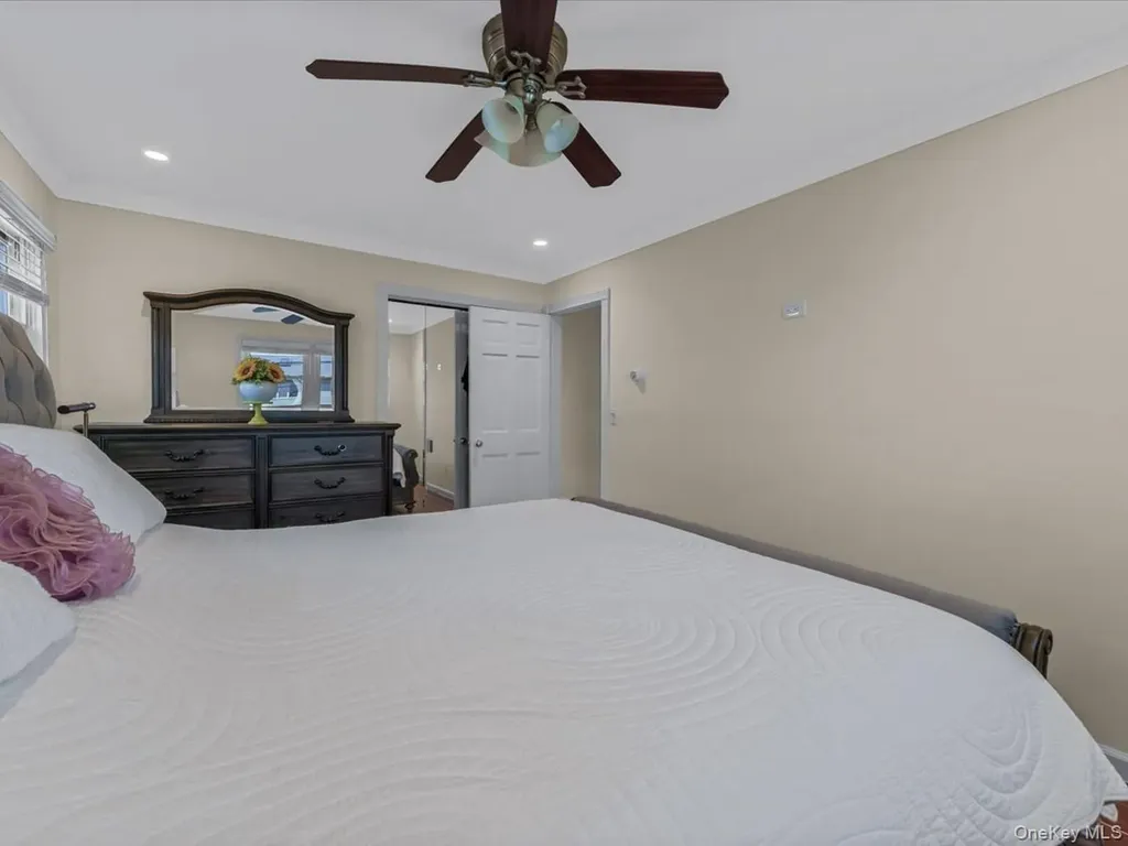 73 E Beach Promenade Lindenhurst NY 11757