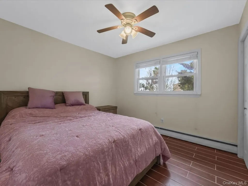 73 E Beach Promenade Lindenhurst NY 11757