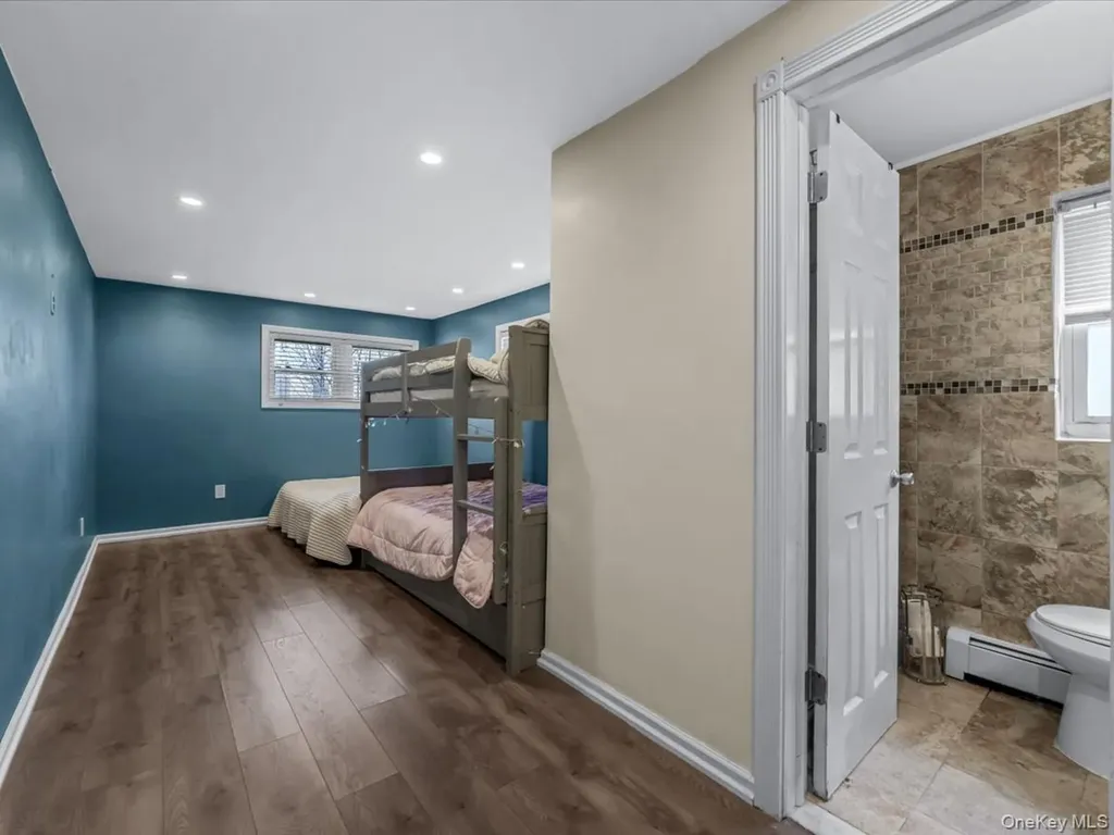 73 E Beach Promenade Lindenhurst NY 11757