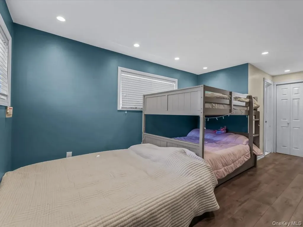 73 E Beach Promenade Lindenhurst NY 11757