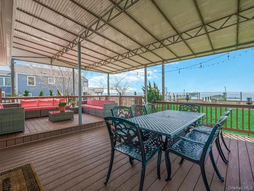 73 E Beach Promenade Lindenhurst NY 11757