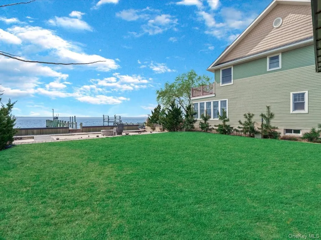 73 E Beach Promenade Lindenhurst NY 11757