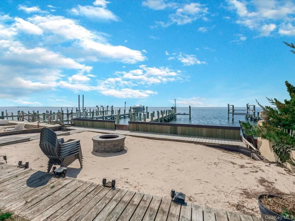 73 E Beach Promenade Lindenhurst NY 11757