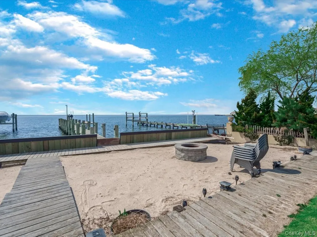 73 E Beach Promenade Lindenhurst NY 11757