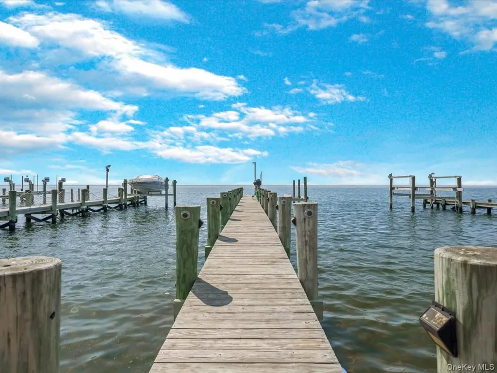 73 E Beach Promenade Lindenhurst NY 11757