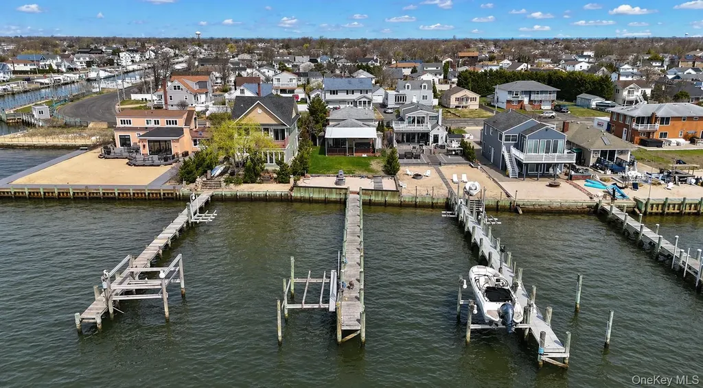 73 E Beach Promenade Lindenhurst NY 11757