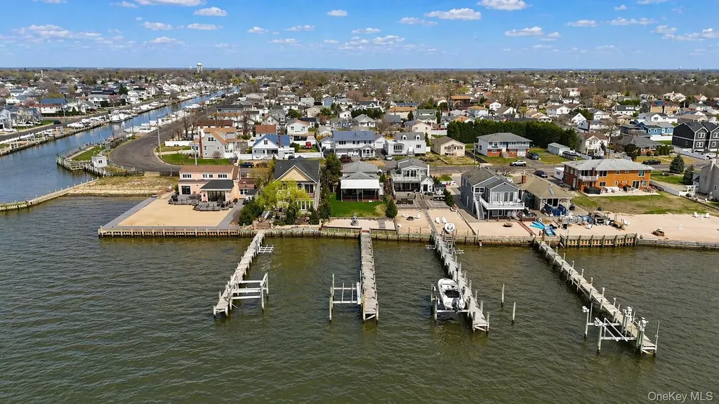73 E Beach Promenade Lindenhurst NY 11757
