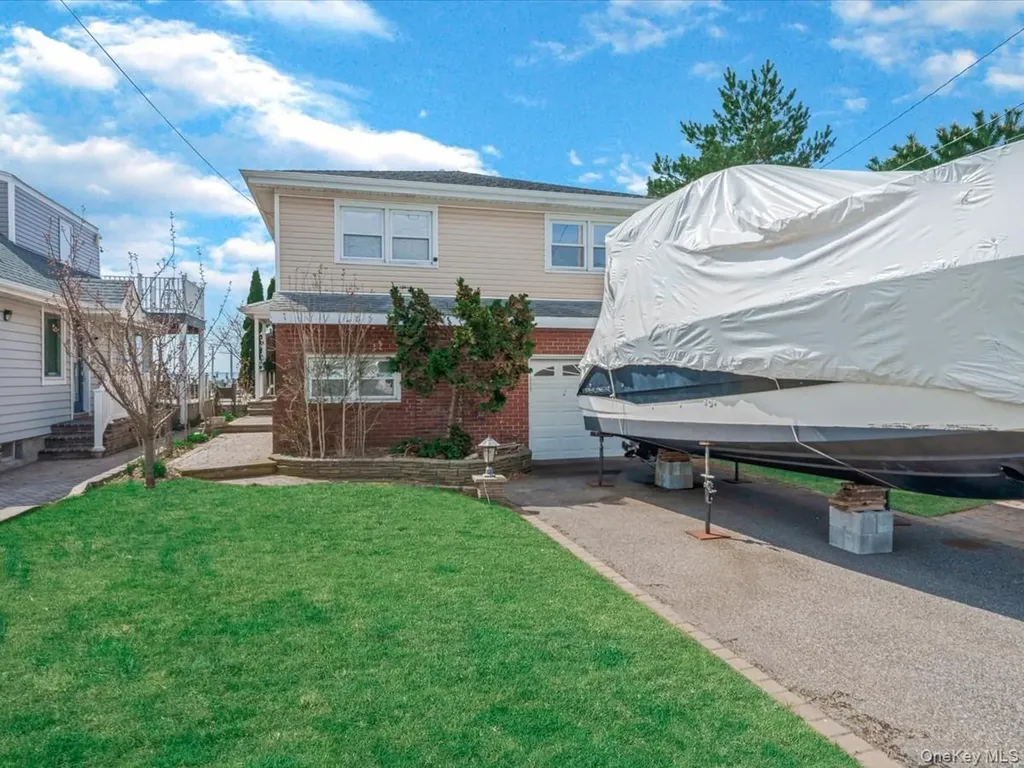 73 E Beach Promenade Lindenhurst NY 11757