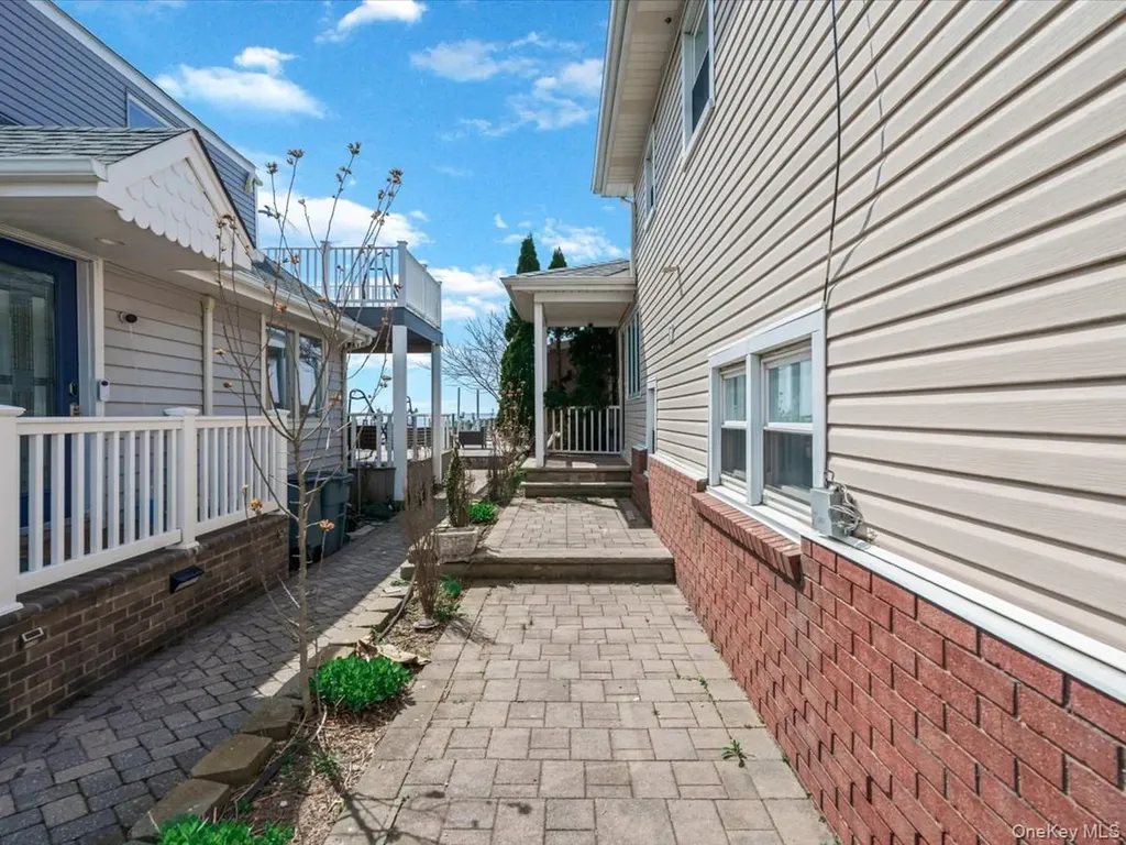 73 E Beach Promenade Lindenhurst NY 11757
