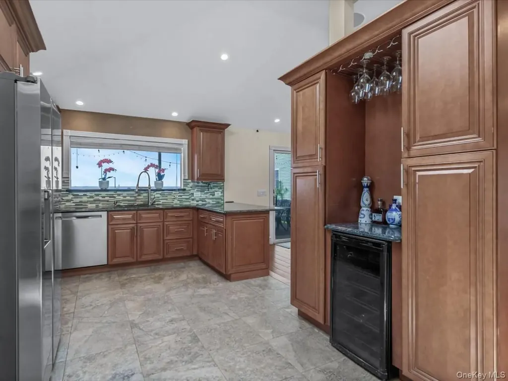 73 E Beach Promenade Lindenhurst NY 11757