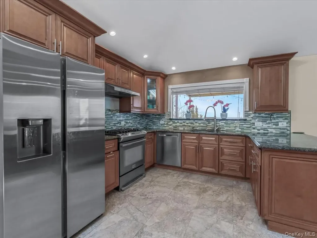 73 E Beach Promenade Lindenhurst NY 11757